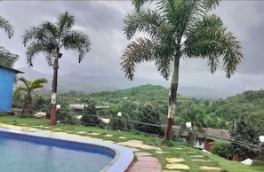 Outdoor pool - Hotel Krushnai Athavan Farm House (Mawal)