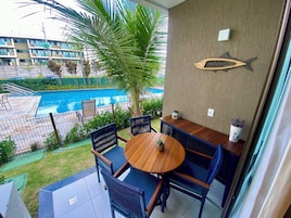 Estudio familiar, 1 habitación, lanai, vistas a la piscina | Espacio para trabajar con un portátil y cortinas opacas