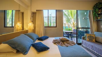 Quarto de hotel moderno com cama, varanda e vista para o exterior.