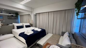 Espacio para trabajar con un portátil y cortinas opacas