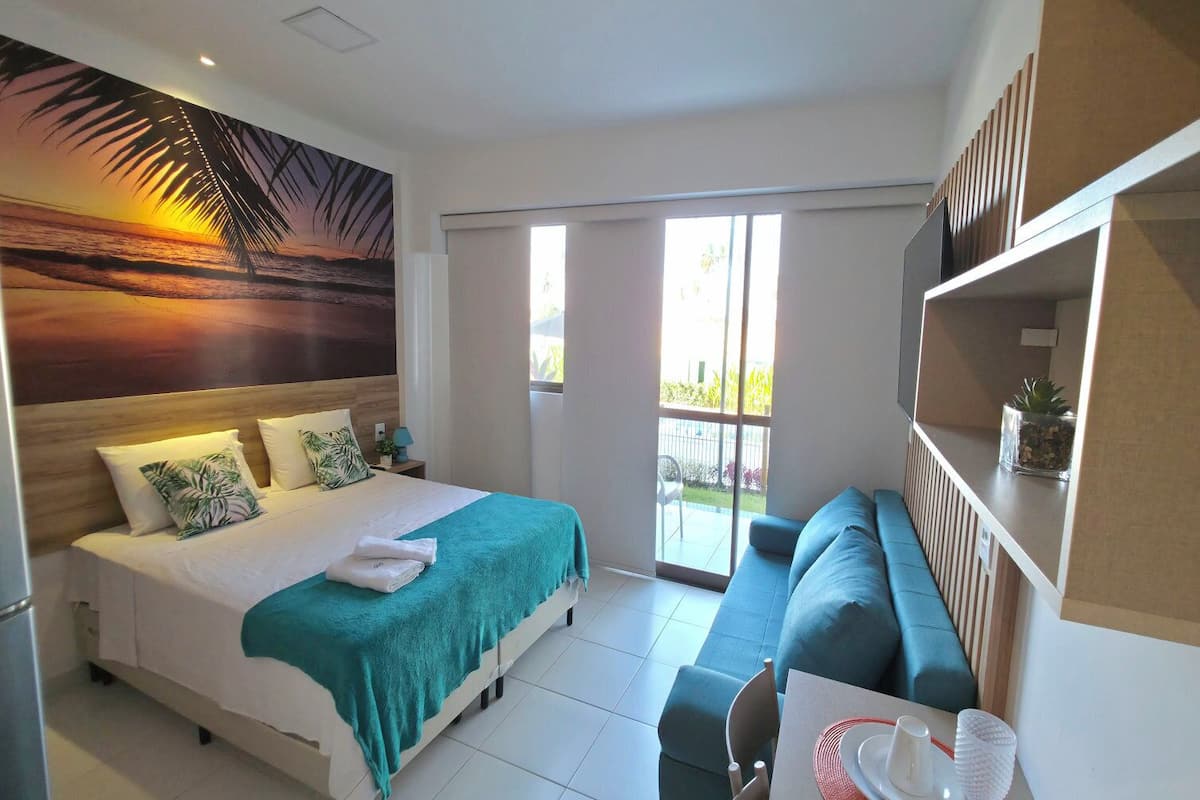 Espacio para trabajar con laptop, cortinas blackout y insonorización