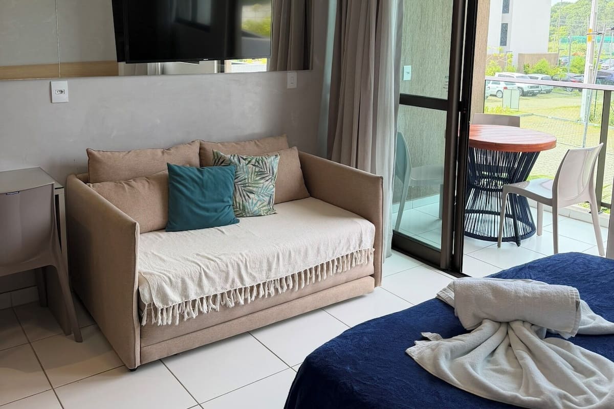 Estudio familiar, 1 habitación, lanai, vista a la alberca | Espacio para trabajar con laptop, cortinas blackout y insonorización