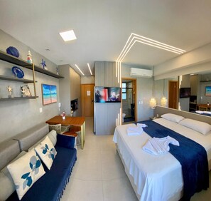 Espacio para trabajar con laptop y cortinas blackout