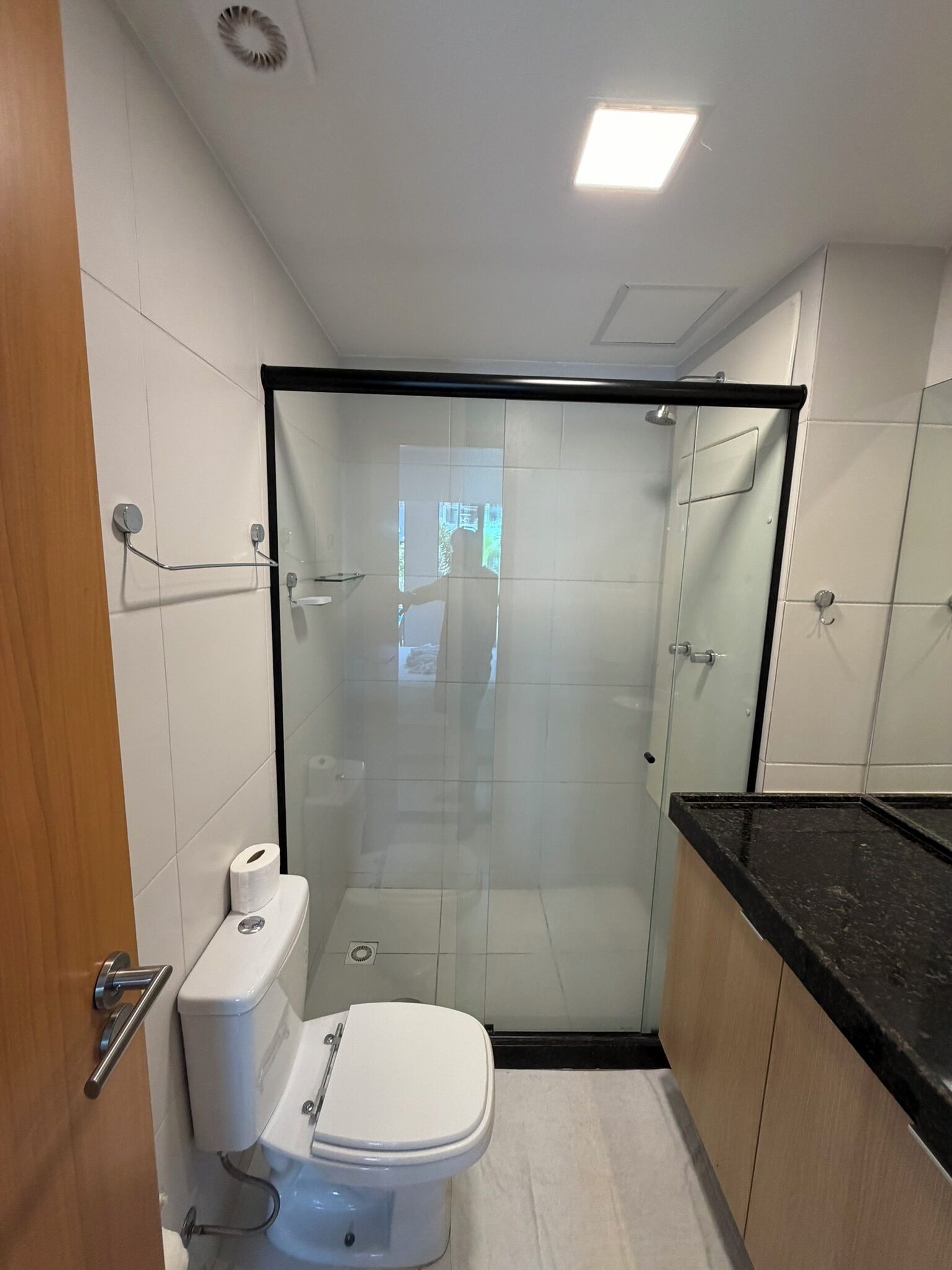 Ein Badezimmer mit Toilette, Duschkabine und Waschbecken.