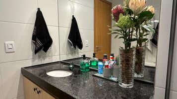 Estudio familiar, 1 habitación, lanai, vistas al jardín | Baño | Ducha, toallas y papel higiénico