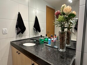 Studio Familial, 1 chambre, véranda, vue jardin | Salle de bain