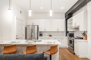 冷蔵庫、電子レンジ、オーブン、コンロ