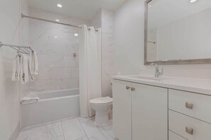 Dusche, Haartrockner, Handtücher, Shampoo