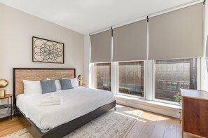 2 habitaciones, escritorio y tabla de planchar con plancha