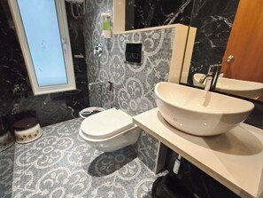 Shower, towels, soap, shampoo - Hotel Manthan Stays (Navi Mumbai)