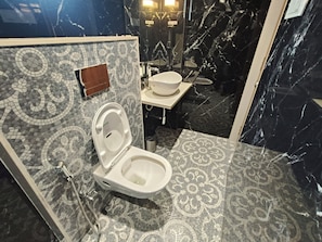 Superior Double Room | Bathroom | Shower, towels, soap, shampoo