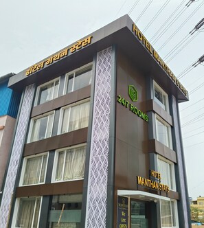 Front of property - Hotel Manthan Stays (Navi Mumbai)