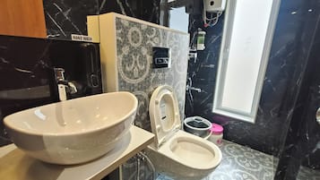 Ducha, toallas, jabón, shampoo