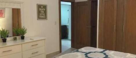 2 habitaciones, tabla de planchar con plancha, wifi y ropa de cama