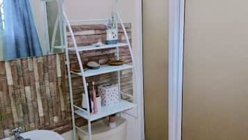 Apartment, 2 Bedrooms, Accessible, Smoking | Bathroom
