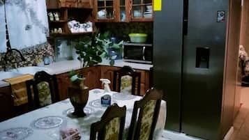 Apartamento, 2 quartos, acessível, para fumantes | Sala de jantar