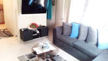 Apartment, 2 Bedrooms, Accessible, Smoking | Living room | Books