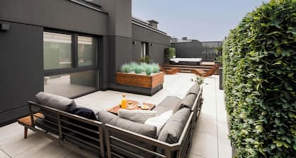 Luxurious apartment with Jacuzzi Hideout • Warsaw Terrace • Free Parking & WIFI