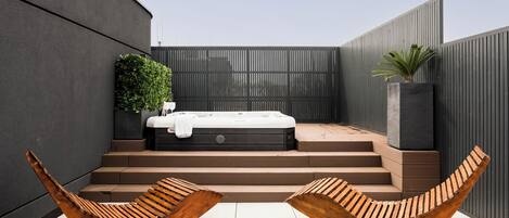 Outdoor spa tub