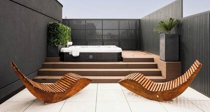 Luxurious apartment with Jacuzzi Hideout • Warsaw Terrace • Free Parking & WIFI