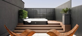 Luxurious apartment with Jacuzzi Hideout • Warsaw Terrace • Free Parking & WIFI