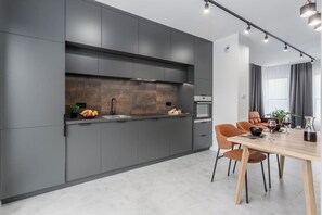 Geladeira, micro-ondas, fogão, cooktop