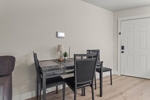 Studio - Huntsville Studio Modern Retreat Near Downtown (Huntsville)