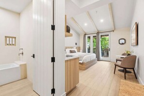 Iron/ironing board, travel crib, WiFi, bed sheets - Casa Riviera 16 - Boutique Suites (Santa Barbara)