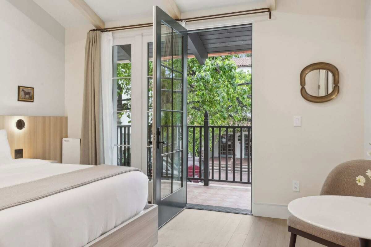 Tabla de planchar con plancha, cuna de viaje, wifi y ropa de cama