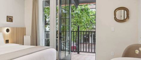 Tabla de planchar con plancha, cuna de viaje, wifi y ropa de cama