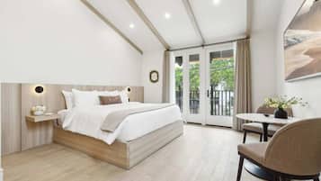 Tabla de planchar con plancha, cuna de viaje, wifi y ropa de cama