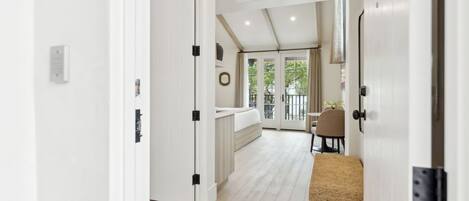 Tabla de planchar con plancha, cuna de viaje, wifi y ropa de cama