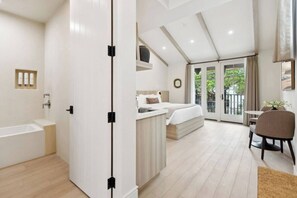 Iron/ironing board, travel cot, WiFi, bed sheets - Casa Riviera 17 - Boutique Suites (Santa Barbara)
