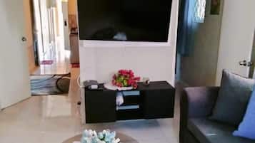 Apartment, 2 Bedrooms, Accessible, Smoking | Living room