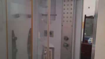 Apartment, 2 Bedrooms, Accessible, Smoking | Bathroom