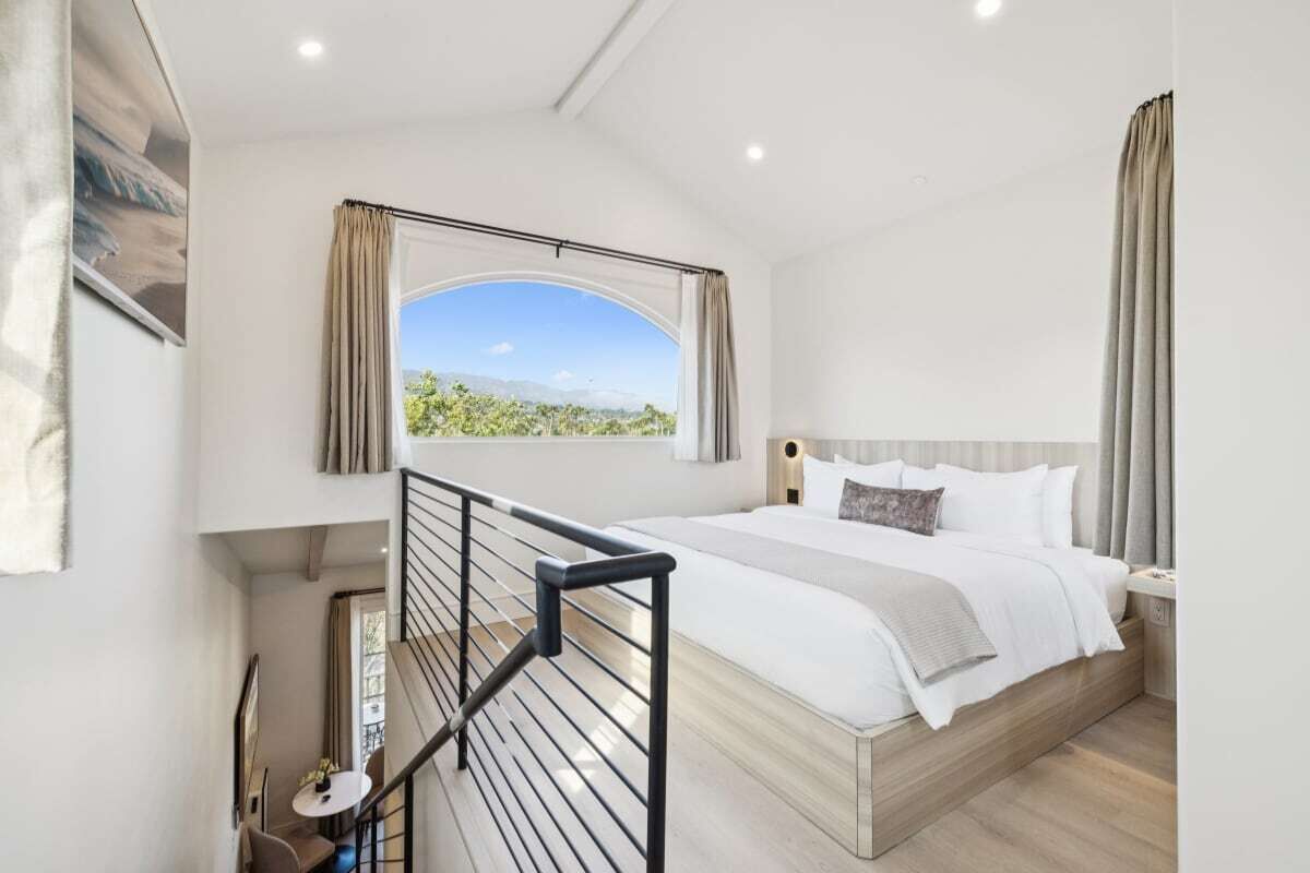Ferros/tábuas de passar roupa, berço de viagem, Wi-Fi, roupa de cama