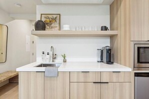 冷蔵庫、電子レンジ、コーヒー / ティーメーカー、ハイチェア