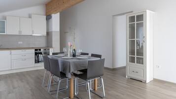 Leilighet – gallery, 2 soverom, balkong, byutsikt | Oppholdsområde