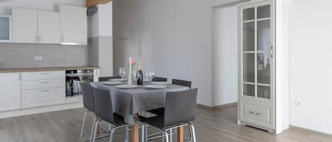 Căn hộ Gallery, 2 phòng ngủ, ban công, quang cảnh thành phố | Khu phòng khách