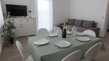 Appartement Confort, 2 chambres, balcon, vue ville | Coin séjour