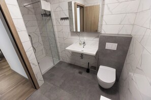 Two Bedroom Apartment | Bathroom | Shower, free toiletries, hair dryer, heated floors - Villa Andrea Apartments - Ljubljana (Ljubljana)