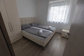 2 bedrooms, desk, free WiFi, bed sheets