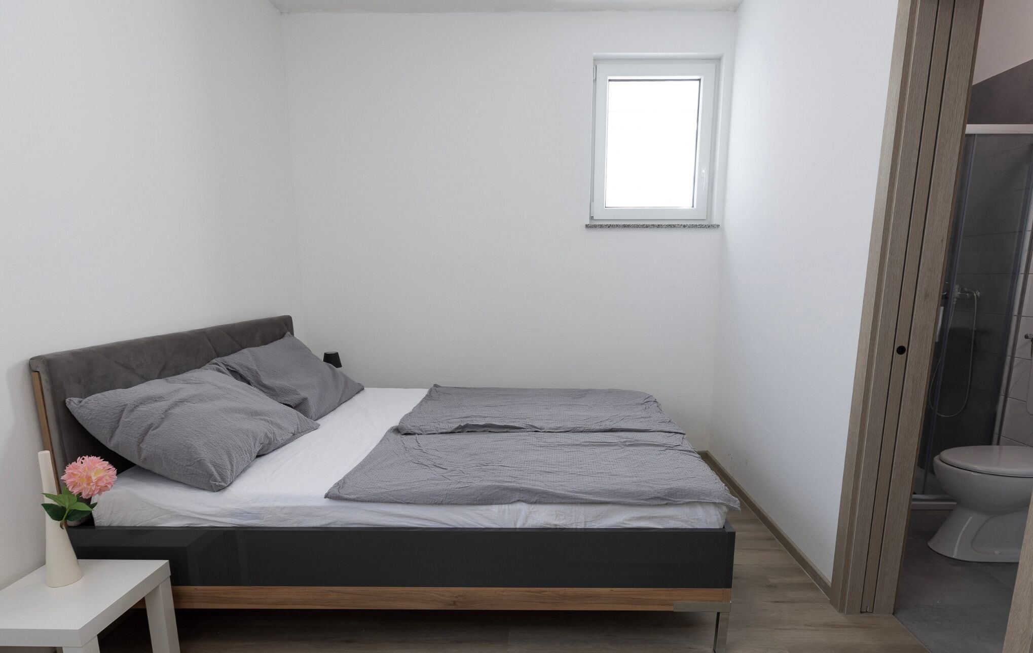 Economy dubbelrum - 1 queensize-säng - icke-rökare - privat badrum | Skrivbord och gratis wi-fi