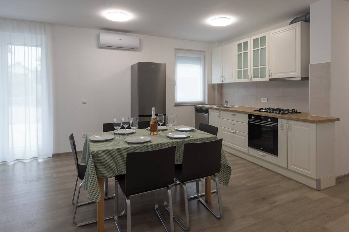 Appartement, 2 chambres, animaux de compagnie acceptés, rez-de-chaussée | Cuisine privée
