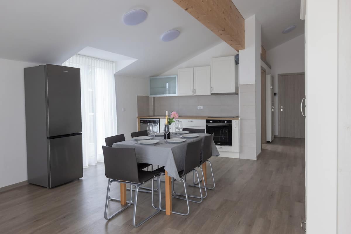 Gallery Apartment, 2 Bedrooms, Balcony, City View | Dining room