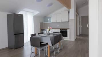 Apartamento galeria, 2 quartos, sacada, vista para a cidade | Sala de jantar