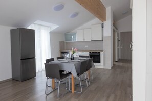 Appartement Galerie, 2 chambres, balcon, vue ville | Salle Ă manger