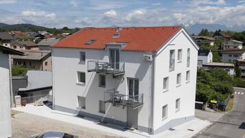 Vista frontal de la propiedad