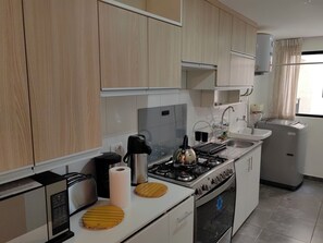 Mikrowelle, Ofen, Wasserkocher mit Kaffee-/Teezubehör