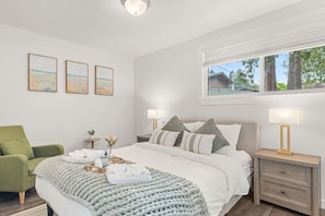 4 bedrooms, desk, WiFi, bed sheets